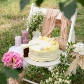 Tort cu ciocolata si visine cu glazura alba